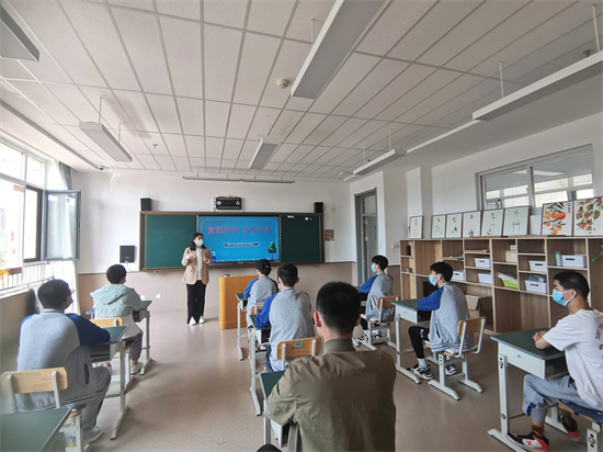 開展復(fù)課開學(xué)、防控疫情主題班會(huì).jpg