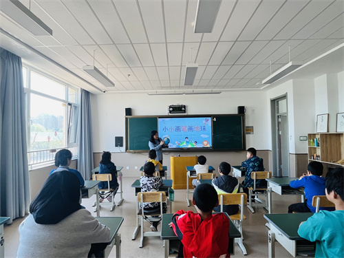 3觀察地球儀，認(rèn)識地球.JPG